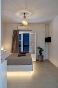 Ένα ή περισσότερα κρεβάτια σε δωμάτιο στο Cycladic Charm