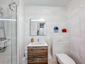 a bathroom with a sink and a toilet and a shower at Studio 4pers La Grande Motte Ponant, Vue exceptionnelle lac, double terrasse, Parking, base nautique, golf & plage à pied, draps & serviettes fournis in La Grande-Motte +38 photos