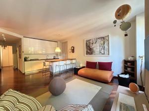 a living room with a couch and a kitchen at COMO mi CASA in Malgrate