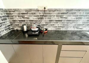 Η κουζίνα ή μικρή κουζίνα στο The Driftwood Dan Studio Flat WiFi colva +2 φωτογραφίες