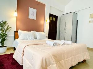 Ένα ή περισσότερα κρεβάτια σε δωμάτιο στο The Driftwood Dan Studio Flat WiFi colva