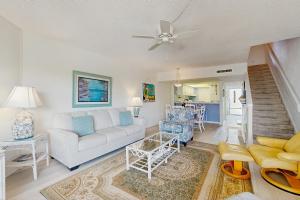 Posezení v ubytování Oceanview condo with beach access, pool, tennis courts and private patio