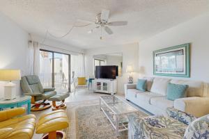 TV a/nebo společenská místnost v ubytování Oceanview condo with beach access, pool, tennis courts and private patio