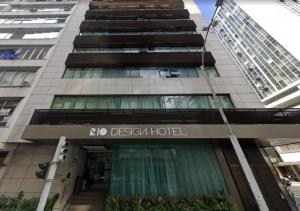 a building with a no desa hotel sign on it at Rio Design Copacabana Hotel in Rio de Janeiro