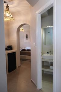 Ένα μπάνιο στο Cycladic Charm