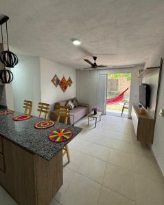 Estación El SaltoApto Santa Marta 5 minutes from the beach, pozos colorados, sazue, irotama, tayrona, playa, bello horizonte, mar的配有桌子和沙发的厨房和客厅 更多11张照片