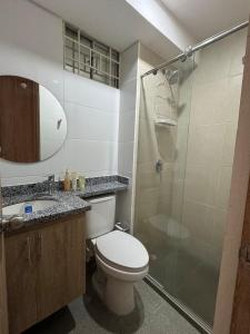 Estación El SaltoApto Santa Marta 5 minutes from the beach, pozos colorados, sazue, irotama, tayrona, playa, bello horizonte, mar的浴室配有马桶和玻璃淋浴房