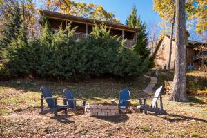 Zahrada ubytování Cabin with amazing long-range mountain views, hot tub, fire pit, EV connection