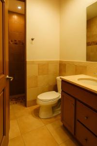 ein Badezimmer mit Toilette und Waschbecken in der Unterkunft Ave Fénix Cozumel in Cozumel