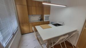 Η κουζίνα ή μικρή κουζίνα στο Superbe Duplex climatisé proche IGR +4 φωτογραφίες