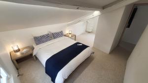 Ένα ή περισσότερα κρεβάτια σε δωμάτιο στο Superbe Duplex climatisé proche IGR