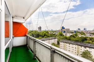 ケルンにあるFair Apartments Cologneの市街の景色を望むバルコニー