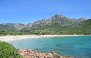 un grupo de personas en una playa con montañas en el fondo en Cozy Apartment In Piana, en Piana 9 fotos más
