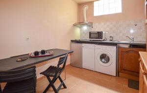 una cocina con fregadero y lavadora en Cozy Apartment In Piana, en Piana