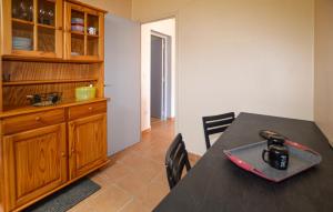 Un comedor con una mesa y un mueble de madera. en Cozy Apartment In Piana, en Piana