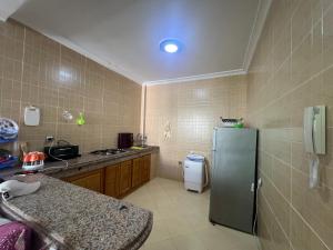 une cuisine avec un réfrigérateur en acier inoxydable dans une pièce dans l'établissement Appartement, à Martil