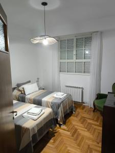 une chambre avec deux lits et une suspension dans l'établissement Departamento 2 Dormitorios Con Vista al Mar en Plaza Colon, à Mar del Plata