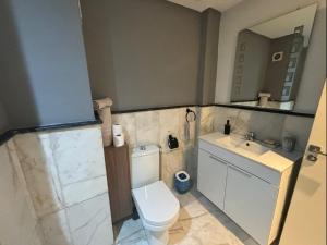 マラケシュにあるStudio Centre Villeのトイレと洗面台のある小さなバスルーム