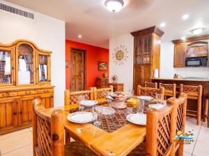 Un comedor con mesa y sillas de madera. en Casa Serenity - Beachfront Vacation Rental in San Felipe, en Don Pancho