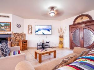 Una sala de estar con un sofá y una chimenea. en Casa Serenity - Beachfront Vacation Rental in San Felipe, en Don Pancho