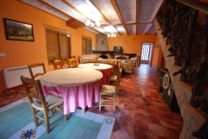 un comedor con mesa y sillas en una habitación en Alojamientos Rio Zumeta, en El Morrion