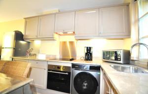 Η κουζίνα ή μικρή κουζίνα στο Nice Home In Saint-Laurent-De-La-Cabrerisse +10 φωτογραφίες