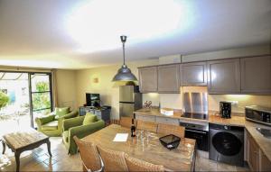 Η κουζίνα ή μικρή κουζίνα στο Nice Home In Saint-Laurent-De-La-Cabrerisse