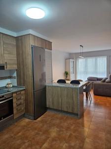 cocina con nevera y sala de estar. en Mareas Vivas, en Malpica de Bergantiños