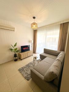 O zonă de relaxare la Sunny Pyla Escape with Pool, Tennis & Fast Wi-Fi
