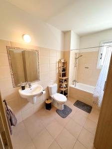 O baie la Sunny Pyla Escape with Pool, Tennis & Fast Wi-Fi