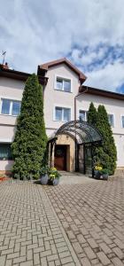 BystraPod Lipami的前面有凉亭的建筑