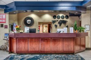 Vstupní hala nebo recepce v ubytování Evergreen Inn & Suites + 25 fotografií