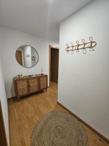 Una sala de estar con una mesa y un espejo. en Mareas Vivas, en Malpica de Bergantiños