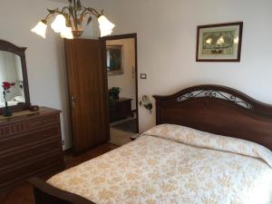 ヴェネツィアにあるCa' Ermagoraのベッドルーム1室(ベッド1台、ドレッサー、鏡付)