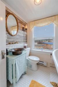 Bilik mandi di The Yellow Dory -hearts Delight 2br! Ocean Views +16 gambar