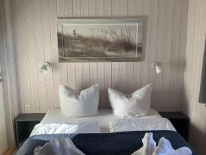 Un pat sau paturi într-o cameră la Strandhaus Dünenpark 2a