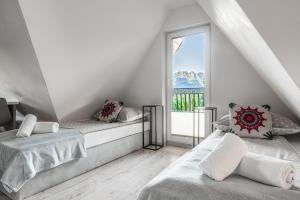 Posteľ alebo postele v izbe v ubytovaní Apartamenty z widokiem & Basen - Willa KRÓLE 25A by RentiloPL
