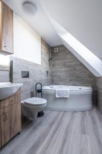 Kúpeľňa v ubytovaní Apartamenty z widokiem & Basen - Willa KRÓLE 25A by RentiloPL