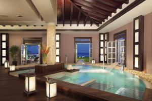 Baseinas apgyvendinimo įstaigoje Secrets St James Adults Only - All Inclusive arba netoliese