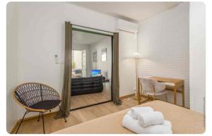 una camera da letto con specchio, sedia e tavolo di jeanne & Léona a Fort-de-France