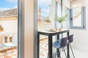 a room with a table and chairs and a balcony at Picasso III in Málaga