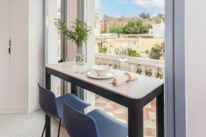 a table and chairs in a room with a window at Picasso III in Málaga