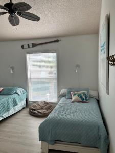 Katil atau katil-katil dalam bilik di Ocean Front on Crescent Beach +49 gambar