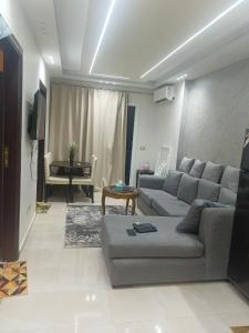 a living room with a couch and a table at بورتو الجولف in Dawwār Abū Maḩrūs +1 photo