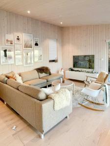 FisterにあるElegance And Stunning View By Stavangerのソファとテレビのあるリビングルーム