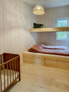 FisterにあるElegance And Stunning View By Stavangerのベッドルーム(二段ベッド1組、ベビーベッド1台付)