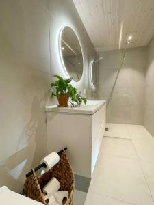 FisterにあるElegance And Stunning View By Stavangerの洗面台と鏡のあるバスルーム