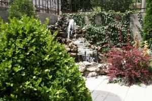 Ein Garten an der Unterkunft Guest Accommodation Zone
