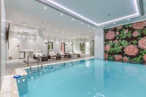 Bazén v ubytování Ivy Garden Hotel Baku nebo v jeho okolí