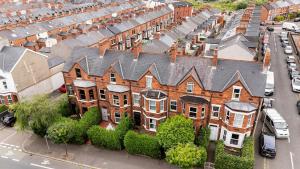 - une vue aérienne sur une grande maison en briques dans l'établissement Raven Willow, à Belfast